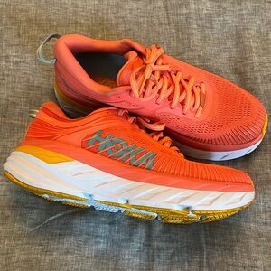 EUC Hoka Bondi 7 Women’s 8 in beautiful coral/teal